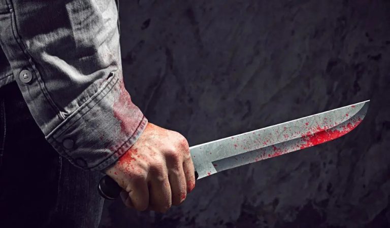 Por no dar gracias hombre golpea otro, luego lo matan a puñaladas