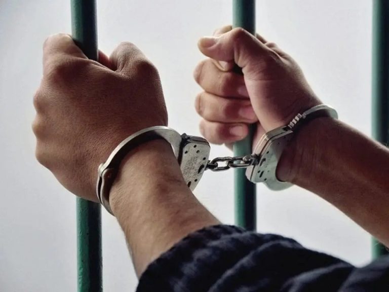 Apresan profesor acusado seducir menor de 8 años