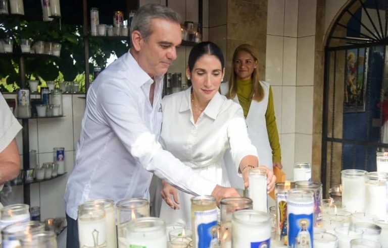 Pte Abinader enciende un velón a la Virgen de Las Mercedes
