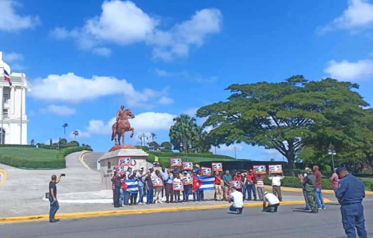 Marchan  pidiendo cese del bloqueo económico a Cuba