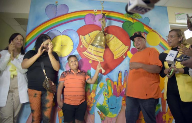 Niño de 9 años suena las campanas  para celebrar que superó el cáncer