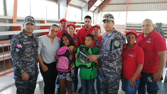 General González Moquete y el coronel Mata Rodríguez entregan útiles escolares a niños