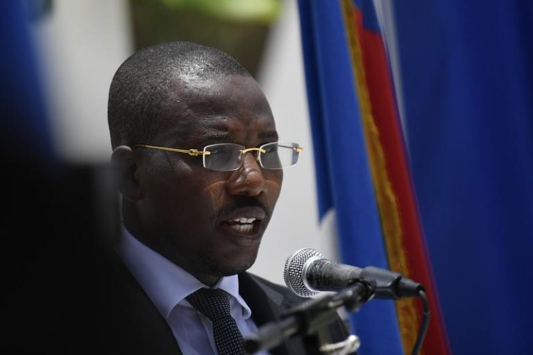 Pte Abinader prohíbe entrada al pais de exprimer ministro haitiano Claude Joseph y 12 líderes de bandas