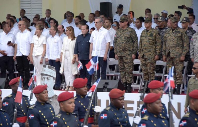 Abinader encabeza desfile cívico militar
