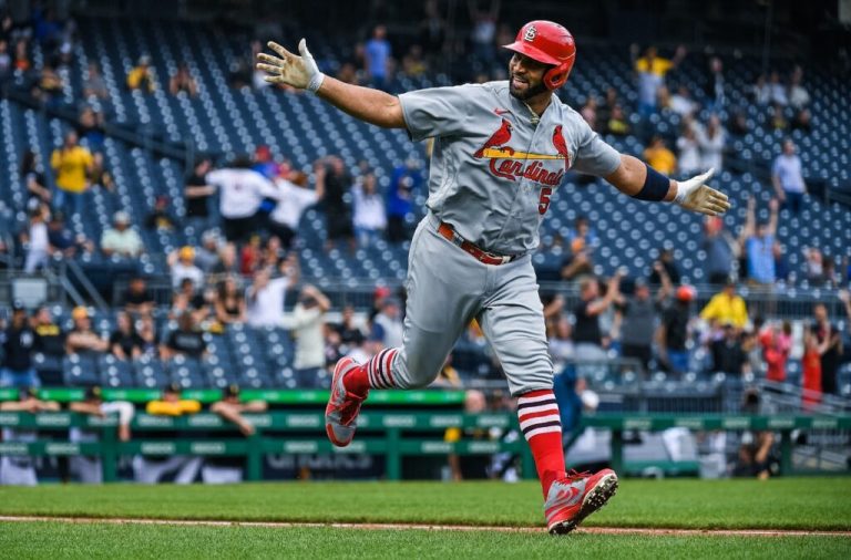 Albert Pujols conecta su jonrón 697