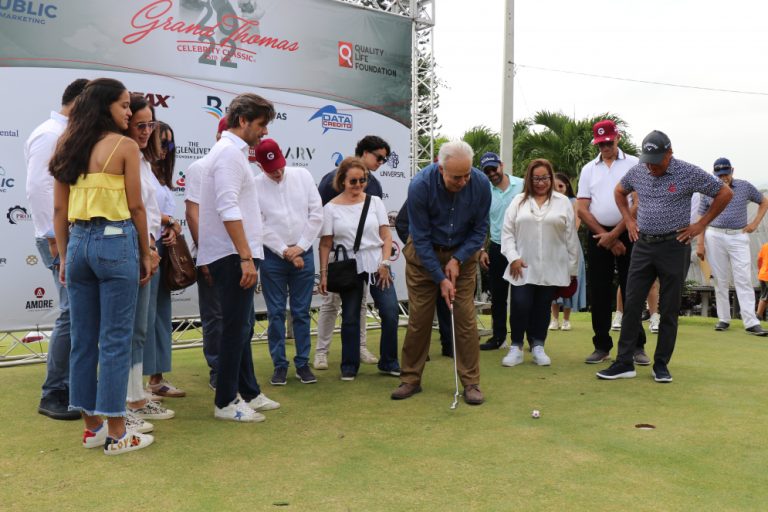 Félix García hace el drive de salida en Grand Thomás de Golf en su versión décimo sexta