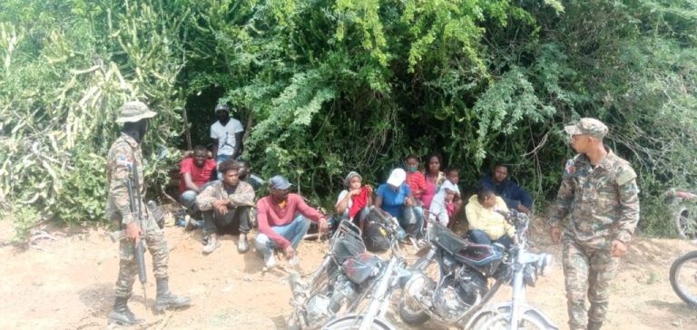Apresan caravana de motores con 14 haitianos indocumentados