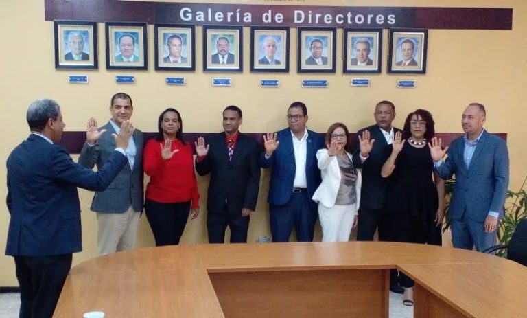 Director centro regional UASD Santiago juramenta equipo de trabajo