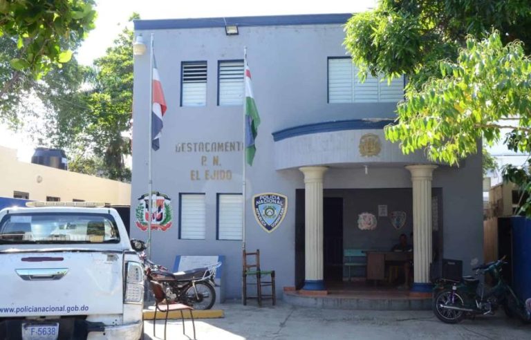 Muere en cuartel policial joven golpeado por multitud