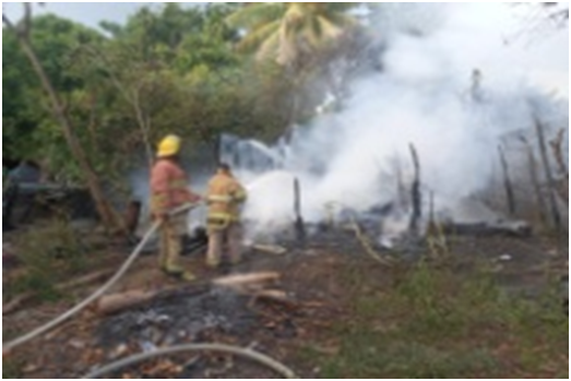 Fuego reduce a cenizas una vivienda y dos motocicletas