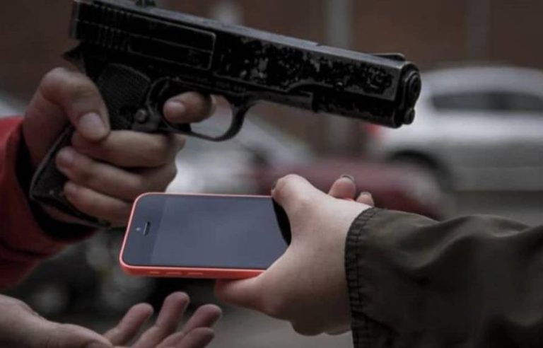 Mujer denuncia fue golpeada y atracada cuando iba a un punto de drogas