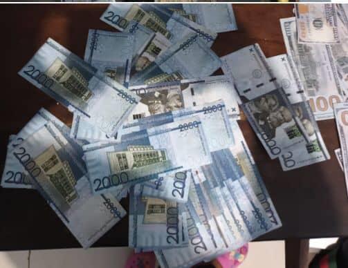 Apresan hombre con miles de dólares y pesos falsos