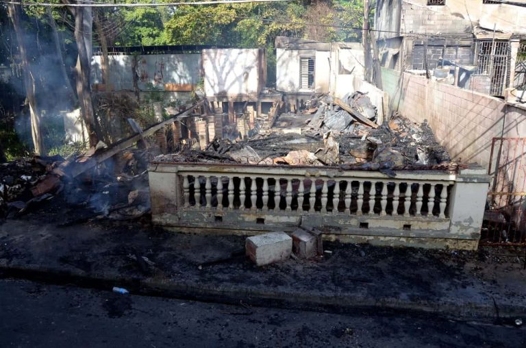 Incendio destruye dos viviendas del estilo victoriano en Santiago