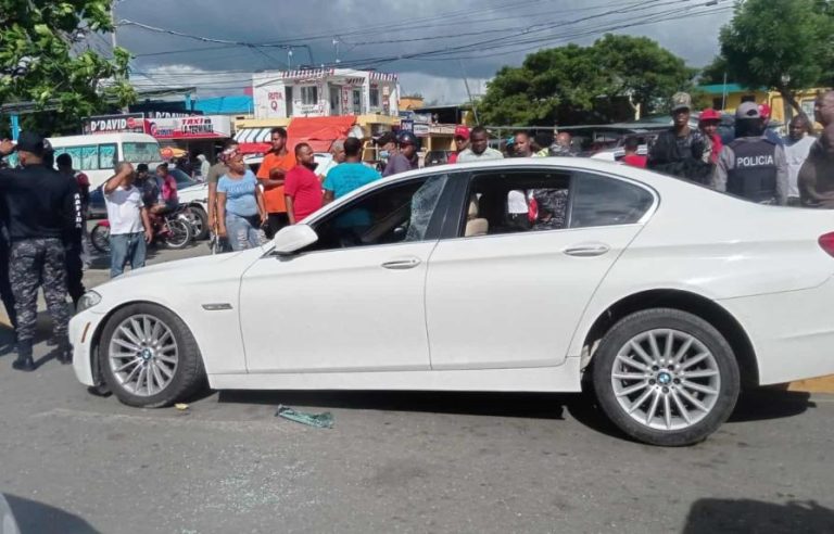 Muere mujer herida por pistoleros mientras conducía un carro