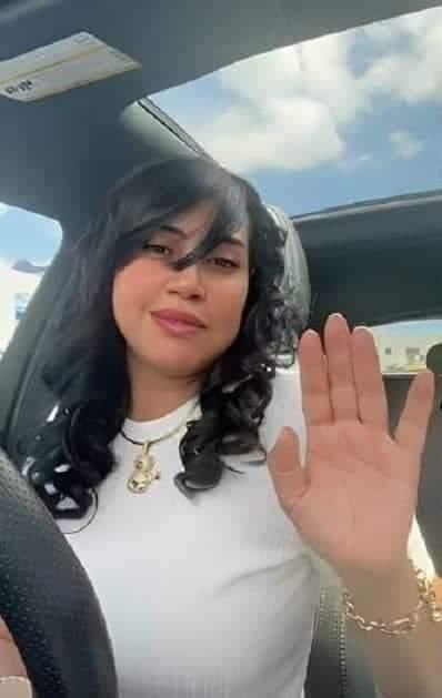 Encuentran en vehículo de mujer asesinada una pistola y alta suma de dinero