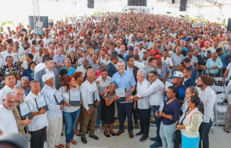 Presidente Luis Abinader entrega 2 mil 765 títulos de propiedad