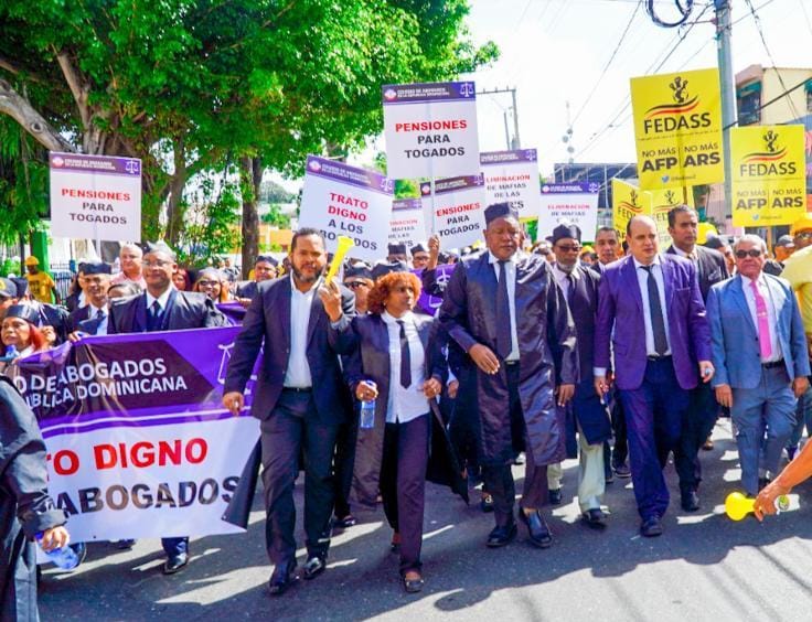 Abogados marchan en demanda de pensiones y seguro de salud