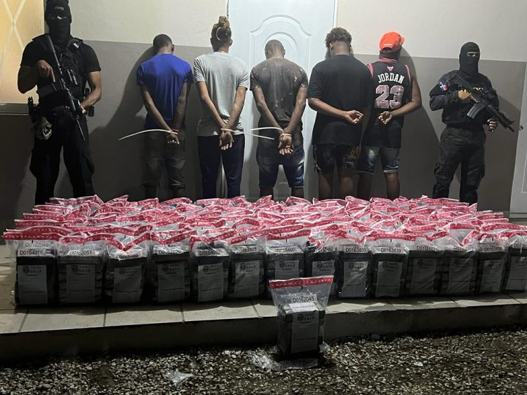 Ocupan 677 paquetes de presumiblemente cocaína
