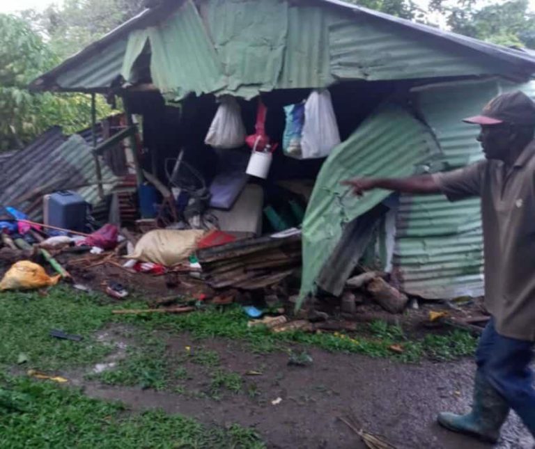 Muere niña y madre grave al impactar jeepeta contra su casa