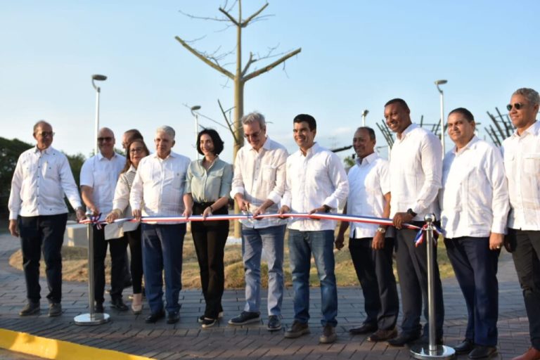 Pte  entrega primera etapa de saneamiento del arroyo Gurabo en Santiago