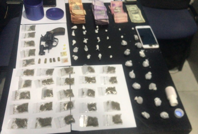 Autoridades ocupan sustancias prohibidas; desmantelan punto de droga y presunto traficante resulta herido