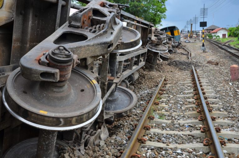 Choque de trenes deja 16 muertos