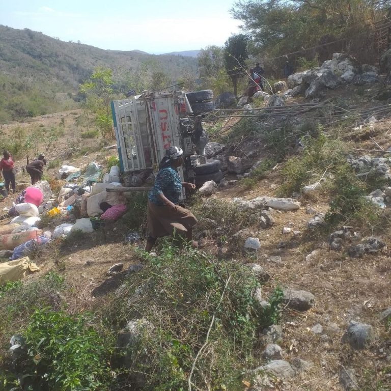 Un muerto y varios heridos tras volcadura de camión