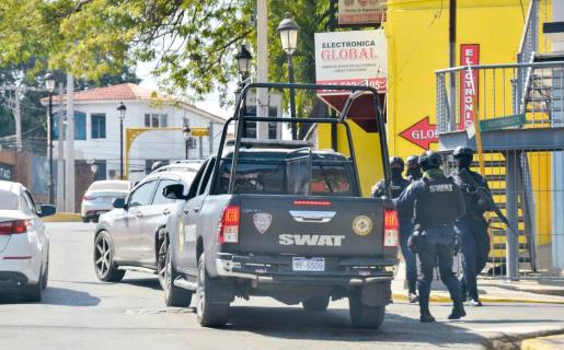 Allanan armería  y arrestan a un empleado