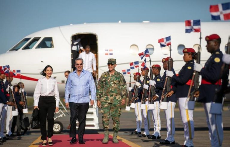 Pte Abinader llega al país tras lanzar  primera bola en el Clásico Mundial