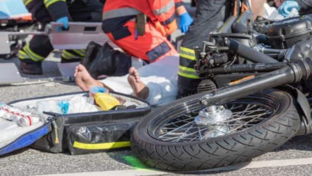 Joven  herido de gravedad al ser tumbado de motor por patrulla policial