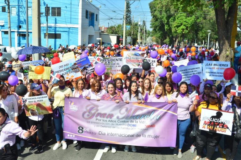 Mujeres del PLD en Santiago marchan  contra males del pais