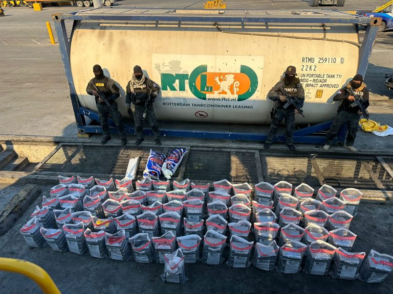 ASESTAN GOLPE AL NARCOTRÁFICO; INCAUTAN EN PUERTO CAUCEDO 436 PAQUETES DE COCAINA