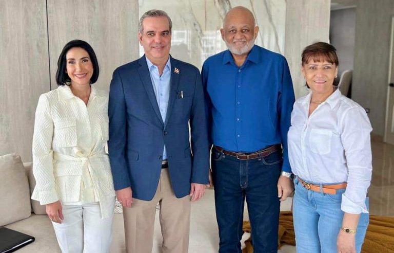 Presidente  Abinader visita a Roberto Fulcar en su casa