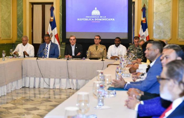Con la ausencia del PLD y PRD, comienza reunión de Abinader con partidos