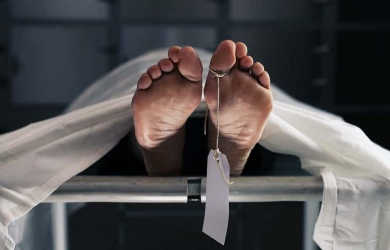 Policía investiga muerte de dos personas halladas en el interior de un vehículo
