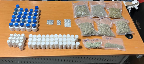 Decomisan ocho paquetes de marihuana y 75 frascos de presunta Metadona