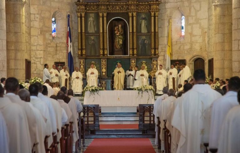 Obispos, sacerdotes, diáconos y laicos participan en la Misa Crismal