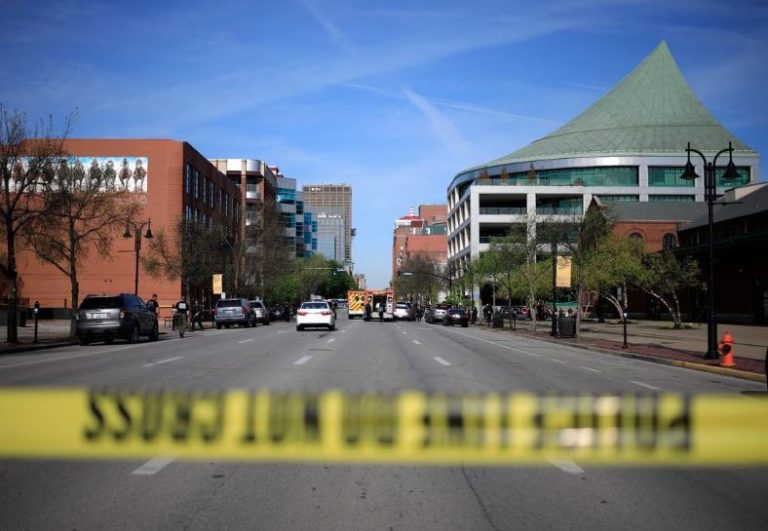 Cinco muertos Y seis heridos en  tiroteo en el centro de la ciudad de Louisville (EE.UU.)