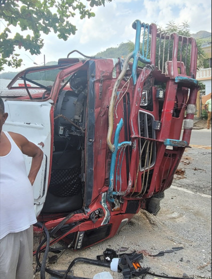 Tres niñas y un chofer mueren en choque entre dos camiones