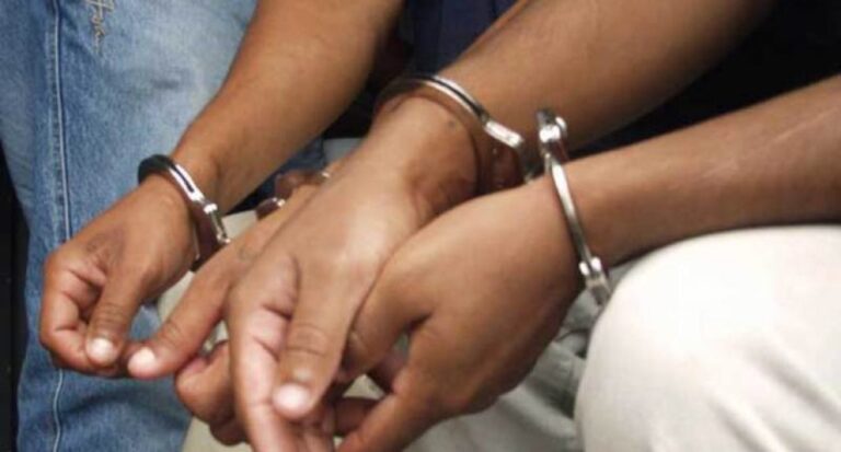 Apresan dos por extorsionar mujer a través de redes sociales