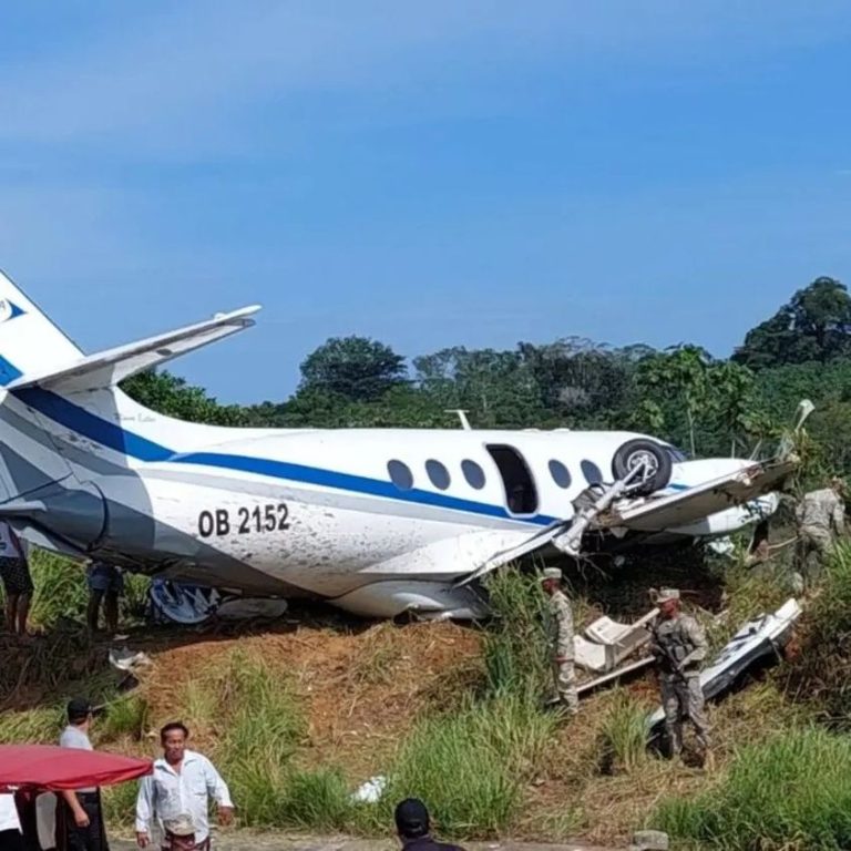 Mueren 4 personas al estrellarse una avioneta