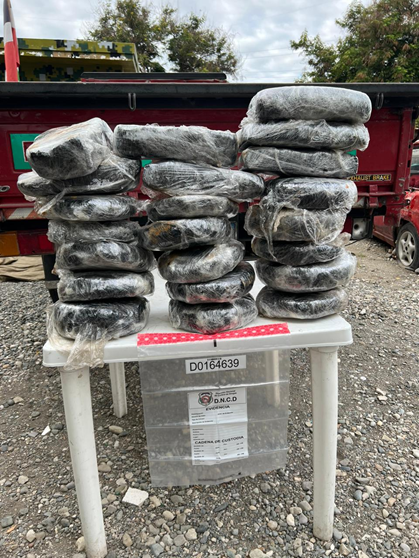 DNCD ocupa 123 libras de marihuana camufladas a dos jóvenes transportadas en camiones