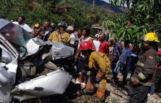 Mueren un adulto, un niño y tres heridos en accidente de transito