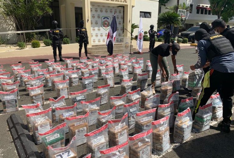 Incautan más de dos toneladas de cocaína