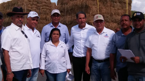 Gobierno entrega 30 mil pacas a Ganaderos de Luperòn