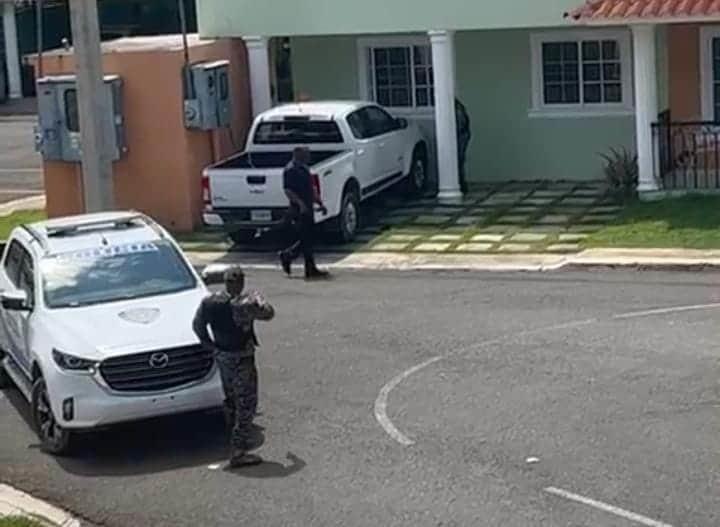 Sancionan dos agentes policiales «por actuar con negligencia» en triple homicidio