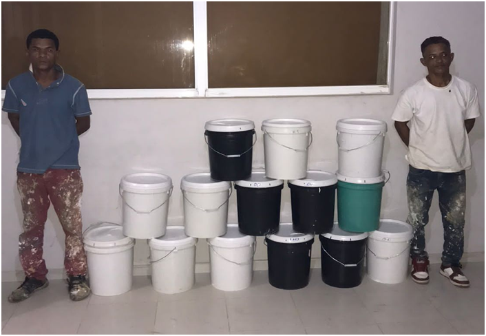 PN apresa dos pintores y recupera 12 cubetas de pintura robadas de un centro educativo