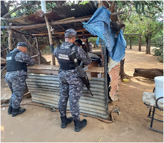Persiguen al «Gordo» dueño punto de drogas desmantelado en Villa Vásquez