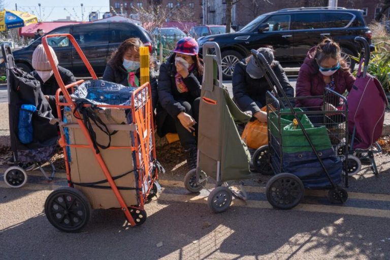 Ante refugios saturados Nueva York abre gimnasios para alojar a emigrantes