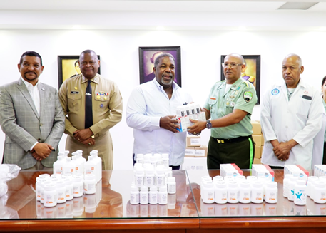 Director de  DIGESETT gestiona y recibe medicamentos para asistir a miembros de la entidad